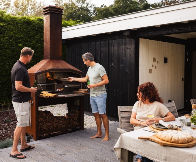 Mannen bezig aan de barbecue