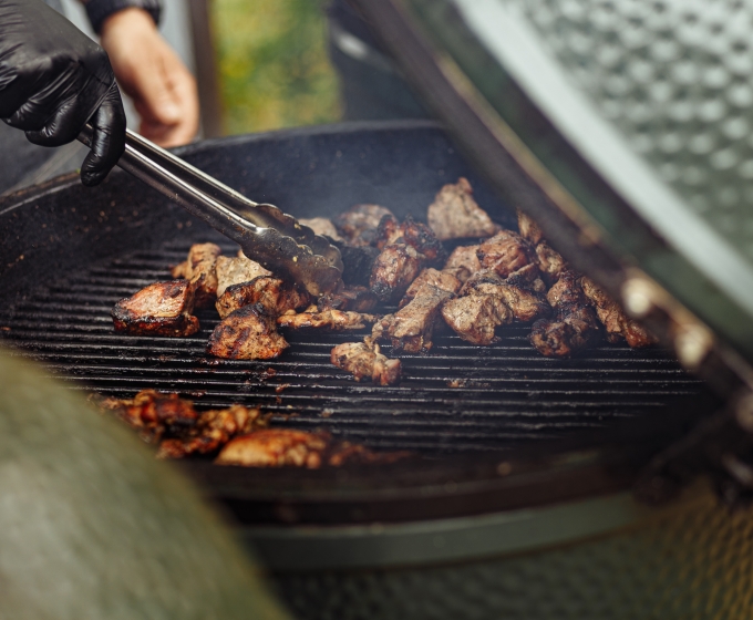 Stukken vlees op de barbecue
