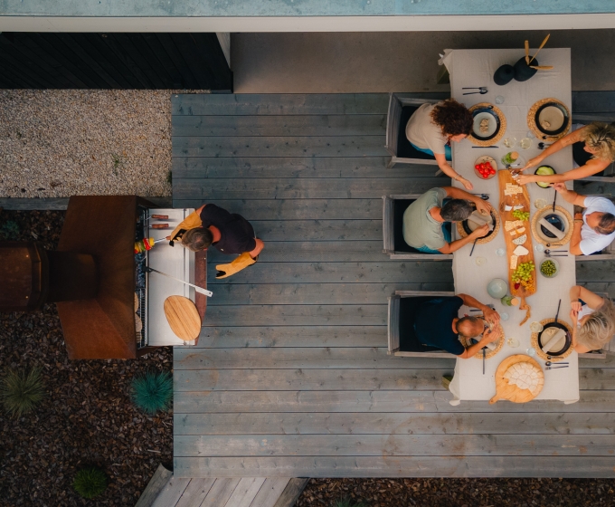 Gezin dat barbecue aan het eten is in de tuin